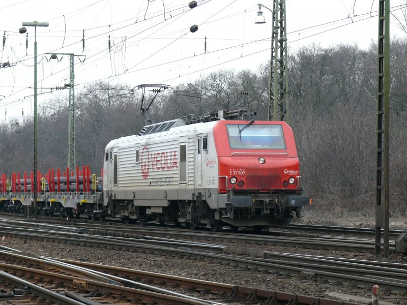 E37 507 von Veolia durchfhrt Kln-Gremberg. Aufgenommen am 25/02/2009.