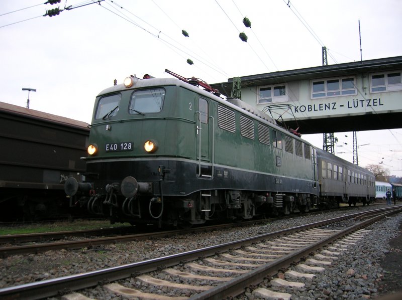 E40 128 mit einem Silberling am 28.1.2007 vor der Abfahrt von Koblenz-Ltzel nach Brohl. 