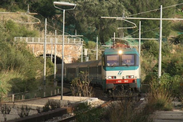E402 042 durchfhrt mit dem IC 720 auf der Strecke Sapri - Salerno die verlassene Station Caprioli; 24.11.2007
