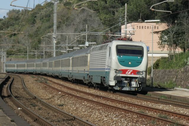 E402 104 zieht den IC Plus 675 von Roma Termini nach Taranto durch Torchiara; 17.02.2008