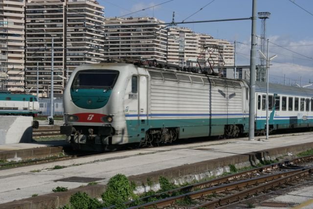 E402 123 fhrt mit dem IC Plus 590 aus Reggio Calabria in Napoli Centrale ein; 16.02.2008