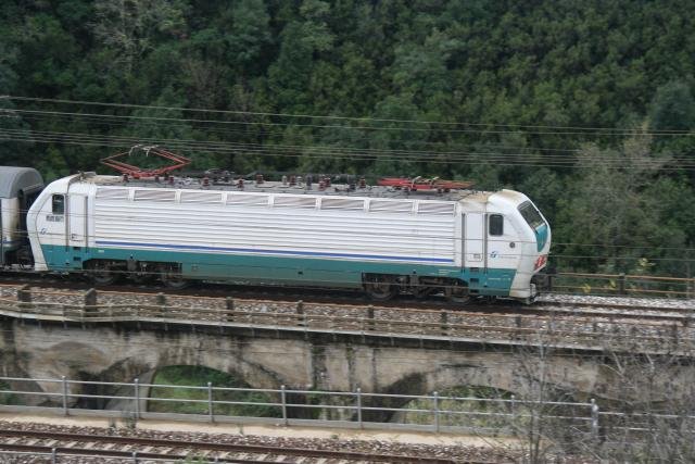 E402 125 zieht den ICplus 530  Sila  ber das Viadukt bei Rutino; 09.12.2007