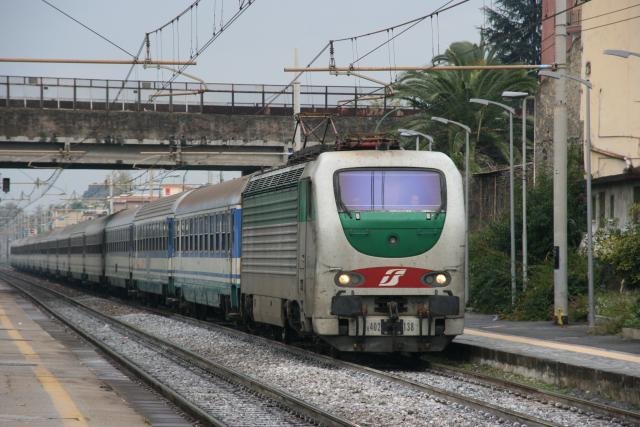 E402 138 mit einem Schnellzug auf der Strecke Napoli - Salerno bei der Durchfahrt durch Pompei; 18.11.2007
