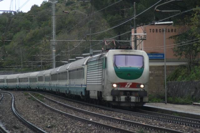 E402 172 zieht den ICplus 719  Peloritano  durch die verlassene Station Torchirara; 08.12.2007