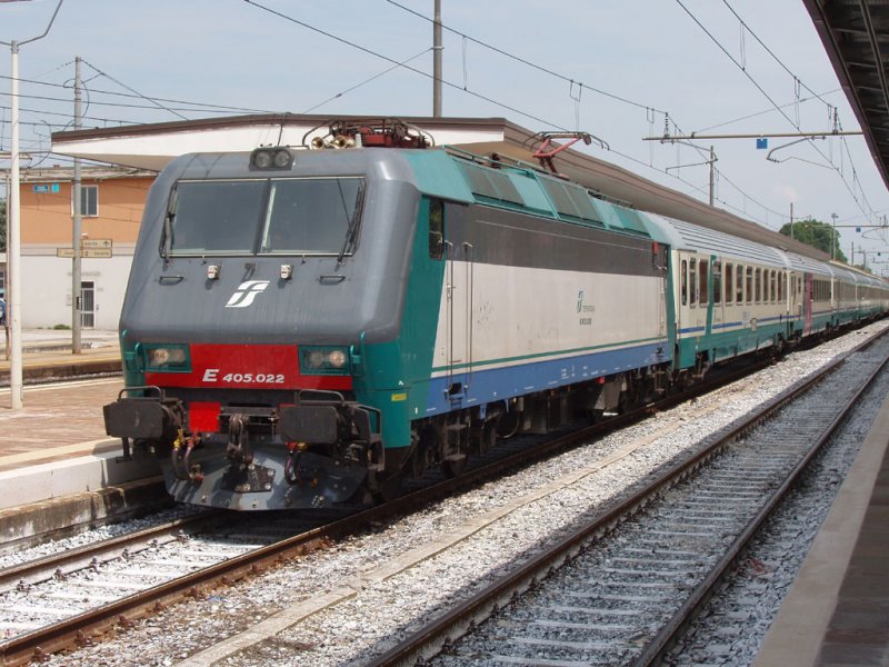 E405 022 mit dem EC86  Tiepolo  nach Mnchen HB in Vicenza