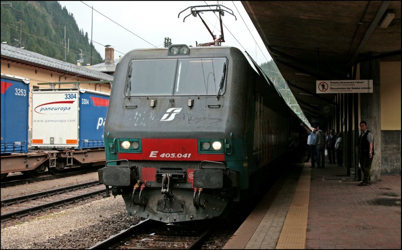 E405 041 hat sich an den InterCity 87 (IC)  TIEPOLO , von Mnchen Hbf nach Venezia Santa Lucia, gesetzt und wird ihn bis zum Zielbahnhof schleppen. (07.07.2008)