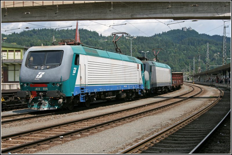 E412 020 und 011 warten mit dem 48819 Henningsdorf-VrPV auf die Weiterfahrt. Am Zugschluss (nicht im Bild) schiebt die 1144 243 nach. (30.06.07)