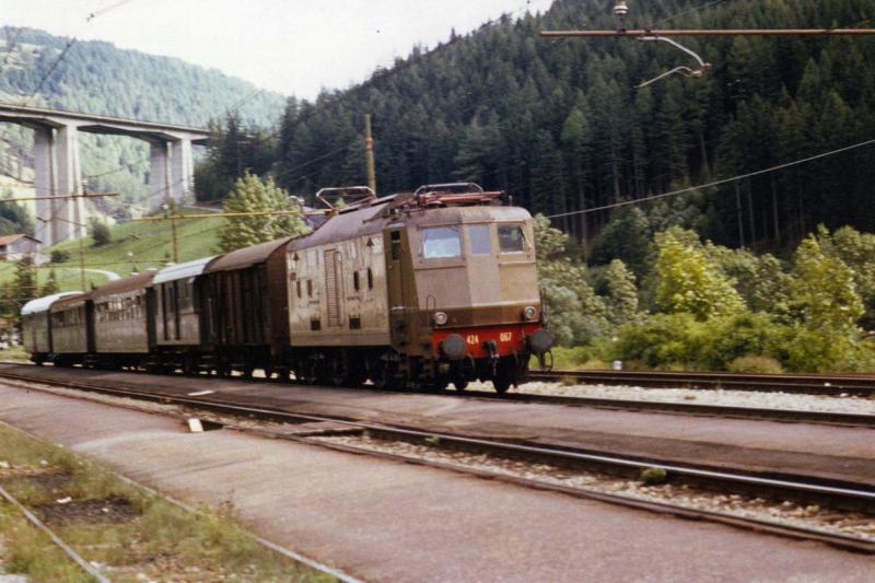 E424 067 in Bhf Gossensas in August 1983