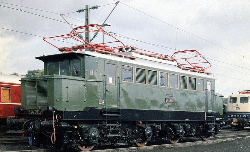 E44 01  whrend einer Ausstellung der DB 1985
Bj.1930,Hersteller: Siemens,(SSW),Leistung:2200 KW,Hg:90k/mh
Gew:80t, 1978 Auerdienststellung.
