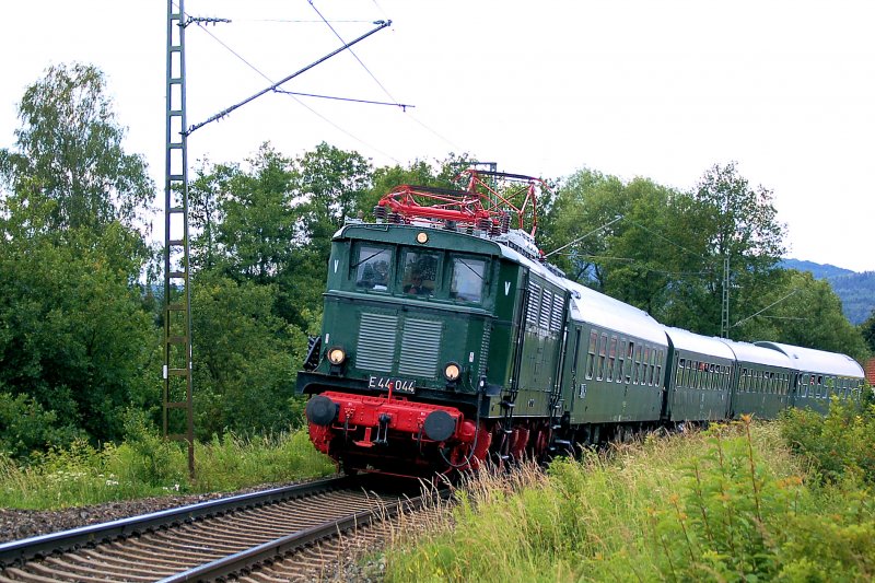 E44 044 aus Leipzig mit Sonderzug zu Piko nach Sonneberg auf der 
Kbs 820 am 20_06_2009
weitere Bilder unter http://820840.startbilder.de/
