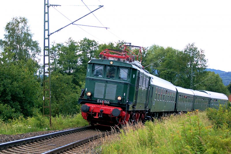E44 044 aus Leipzig mit Sonderzug zu Piko nach Sonneberg auf der 
Kbs 820 am 20_06_2009
weitere Bilder unter http://820840.startbilder.de/