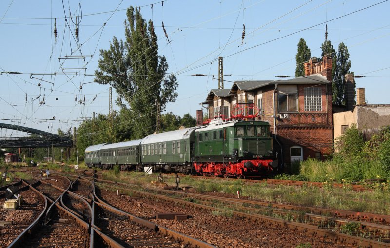 E44 044 mit dem Sonderzug des EMBB-Leipzig auf der Fahrt zwischen Eisenbahnmuseum und Bahnhhof Leipzig-Plagwitz, 20.06.2009. 