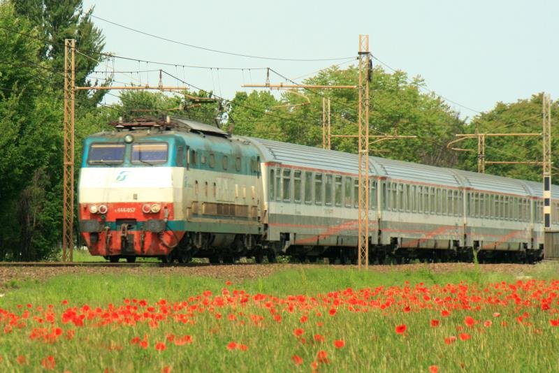E444 057 ist mit dem Eurostar City bei Reggio nell'Emilia unterwegs; 10.05.2009