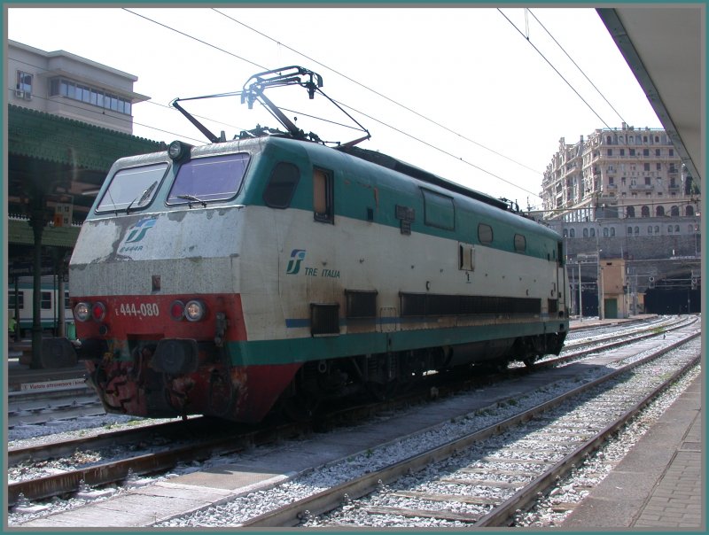 E444-080 von Tre(n)Italia wartet in Genova PP auf neue Arbeit. Es gibt noch keine drei Italien, anstatt was raufzusprayen hat wohl einer zur Abwechslung mal was weggeputzt. (28.04.2007)