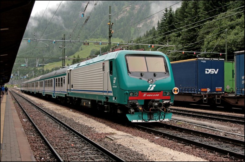 E464 038 steht mit einem Regionalzug im Bahnhof Brennero/Brenner. Trenitalia hat bei Bombardier mehr als 400 Loks vom Typ TRAXX P 160 DCP bestellt und setzt die 160 Km/h schnelle Maschine nur vor Wendezgen ein. (07.07.2008)