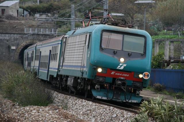 E464 054 fhrt mit dem R 29215 in Centola ein; 16.12.2007