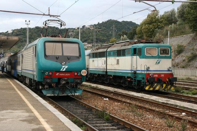 E464 231 und E646 191 stehen im Bahnhof Sapri; 16.12.2007