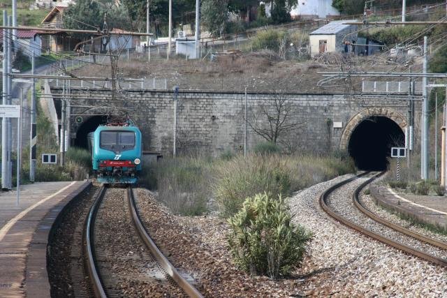 E464 231 schiebt den R 3708 von Sapri nach Napoli in den Tunnel von Centola; 16.12.2007 