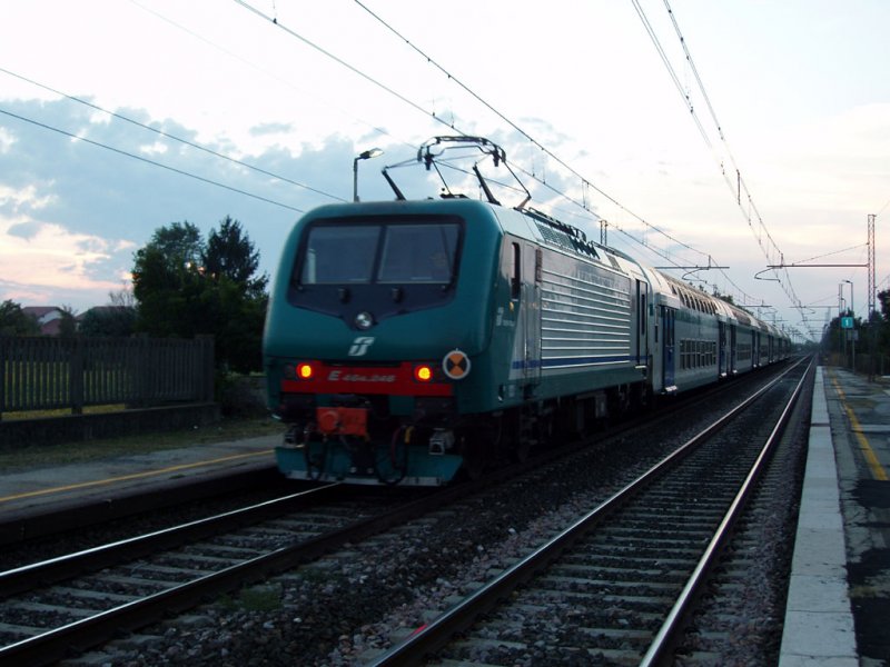 E464 246 mit seinem Regiozug nach Vicenza verl�sst am sp�ten Nachmittag Bahnhof Mestrino. 29/09/07 