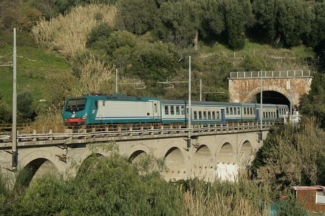 E464 246 zieht den R3714 von Sapri nach Napoli Centrale aus dem Tunnel bei Capriola. Nach kurzer Fahrt durch die verlassene Station von Capriola verschwindet der Zug im n�chsten Tunnel; 17.02.2008