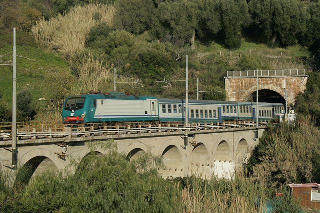 E464 246 zieht den R3714 von Sapri nach Napoli Centrale aus dem Tunnel bei Capriola. Nach kurzer Fahrt durch die verlassene Station von Capriola verschwindet der Zug im nchsten Tunnel; 17.02.2008