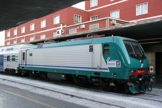 E464 374 steht mit einem Regionalzug in Napoli Centrale, 16.02.2007