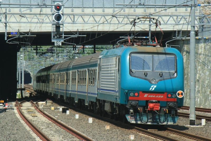 E464 429 schiebt ihren Regionalzug aus Aula in Richtung Parma; 02.05.2009