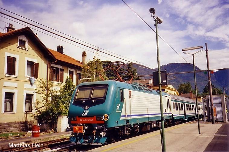 E464.033 der FS (Normalspurbahn) im Bahnhof Meran ca. 325m, im Juli 2005.