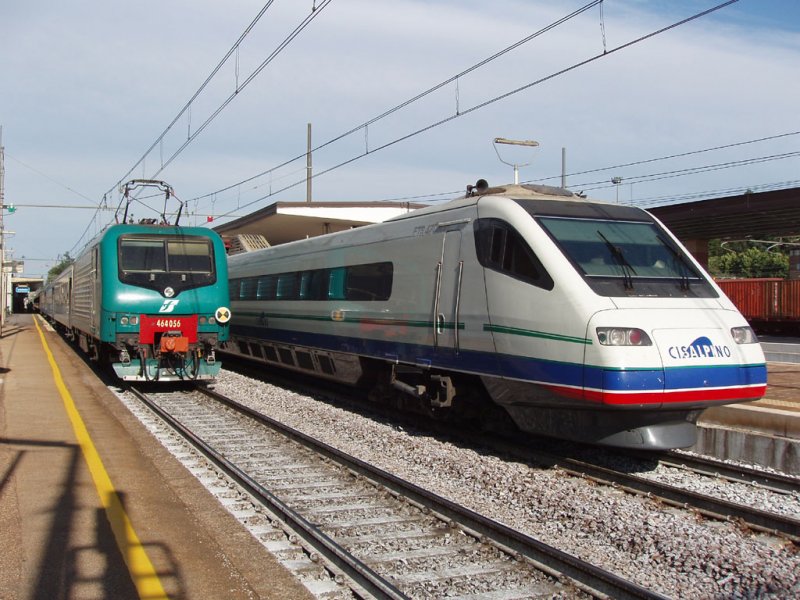 E464.056 mit einem Regiozug nach Venedig und ETR470 Cisalpino nach Genf