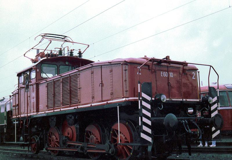 E60-10 bei einer Ausstellung in Bochum-Dahlhausen.
Diese Lokomotive wurde c. 1930 von der AEG und Siemens
hergestellt. Insgesamt wurden 14 Stck hergestellt. Sie wurden ausschlielich in Sddeutschland, zwischen Garmisch und Heidelberg
im Rangier- und leichtem Gterzugdienst eingesetzt! In den 70ger Jahren erhielt sie die BR-Nr.161.