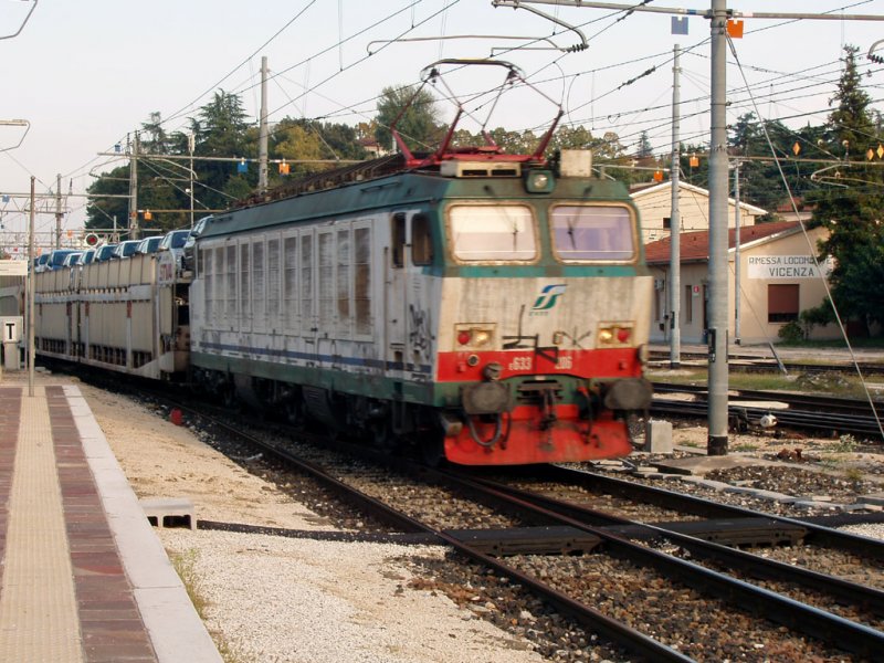 E633 206 mit einem Autozug in Vicenza. 29/09/07