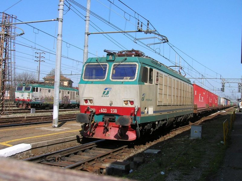 E633-229 von Trenitalia faehrt mit Gz Tortona am 29.3.2008 durch