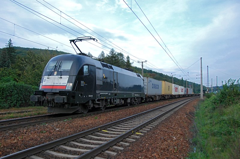 E64 U-033 mit um 17:30 mit einem Containerzug (vermutlich STEC 43940) Richtung Westen. Unter Purkersdorf, am 16.09.2009. 