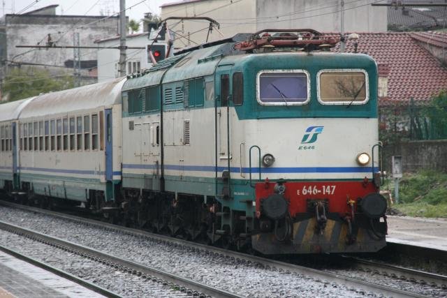 E646 147 mit dem Personenzug von Sapri nach Napoli Central bei der einfahrt in Pompei; 18.11.2007
