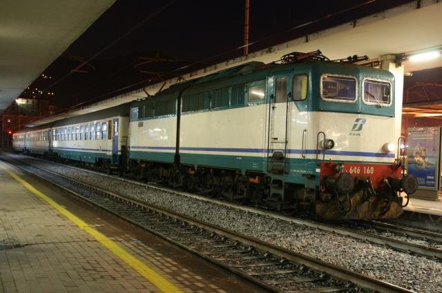 E646 160 ist mit einem Regionalzug aus Napoli in Salerno eingetroffen; 08.12.2007