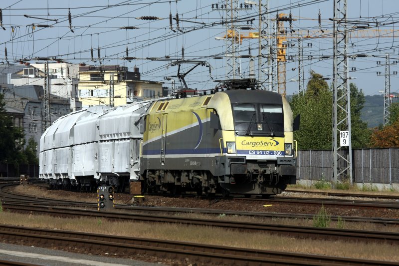 E64U2-080 der CargoServ mit Kalkzug 61037 bei der Einfahrt in den linzer Hauptbahnhof am 10. September 2008.