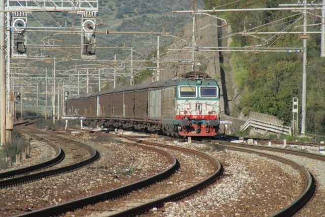 E652 013 zieht einen Gterzug die Torchiara-Rampe hinauf ins Cilento; 17.02.2008