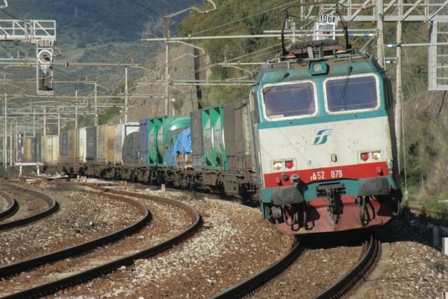 E652 079 zieht einen Gterzug die Tochiara-Rampe hoch ins Cilento; 17.02.2008