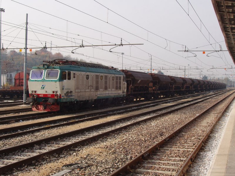 E652 081 mit einem Gterzug in Vicenza