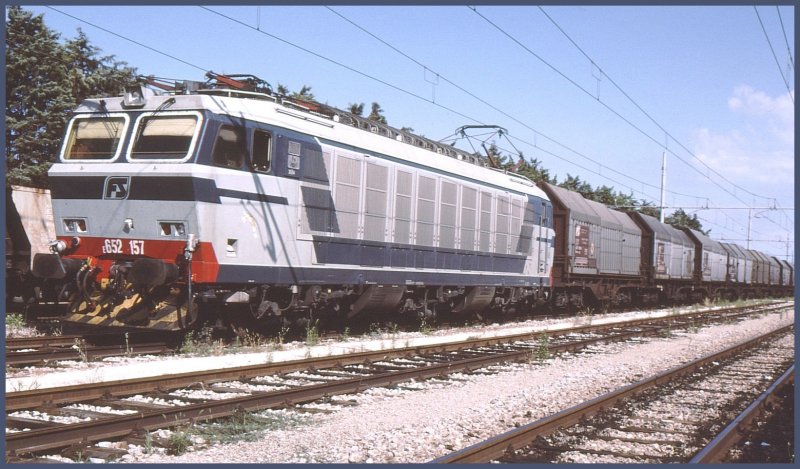 E652 157 in Campiglia Marittima zwischen Livorno und Grossetto. (Archiv 08/97)