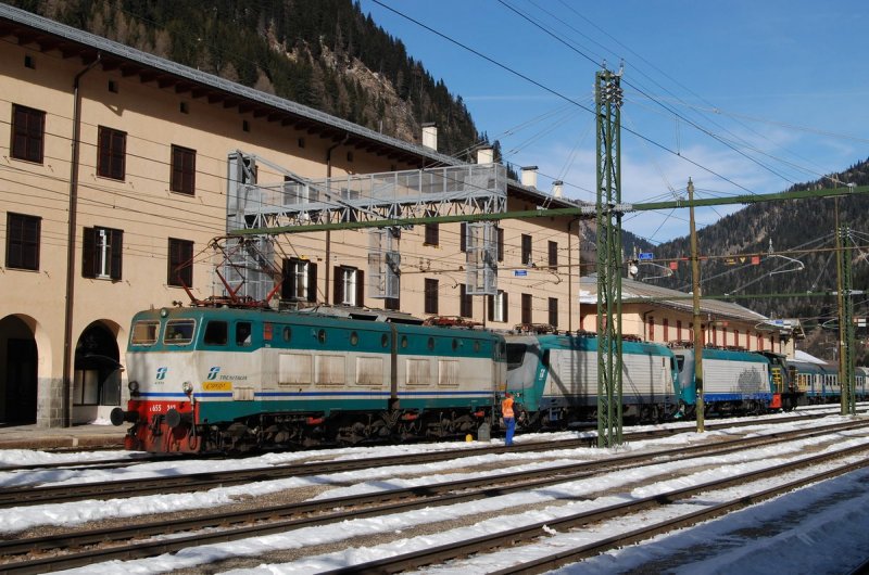 E655 242, E412 008 und E412 017 im Bahnhof Brenner (05.02.2007)