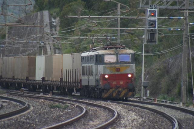 E655 268 zieht einen Containerzug von Napoli in Richtung Reggio Calabria; 08.12.2007