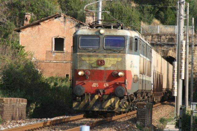 E655 474 verlaesst auf der Strecke Rggio di Calbria - Napoli mit einem Gueterzug den Tunnel in Castellammare di Vli; 04.11.2007