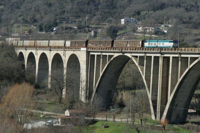 E656 249 mit einem Gterzug auf dem Viadukt von Centola; 16.02.2008