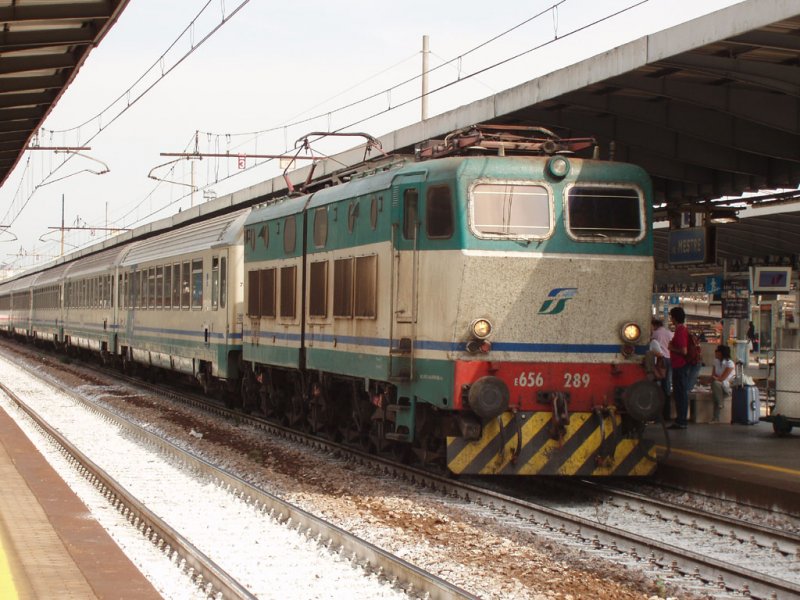 E656 289 mit dem IC 715  Manin  nach Pascara in Venedig Mestre