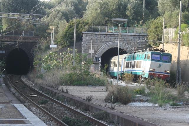 E656 469 verlsst mit dem Regionalzug Napoli - Sapri den Tunnel bei Caprioli. Auch hier ist wieder die nachtrgliche Streckenerweiterung zu sehen. Links die alte Rhre von 1887. Beim zweigleisigem Ausbau wurde dann eine weitere Rhre hinzugebaut; 24.11.2007