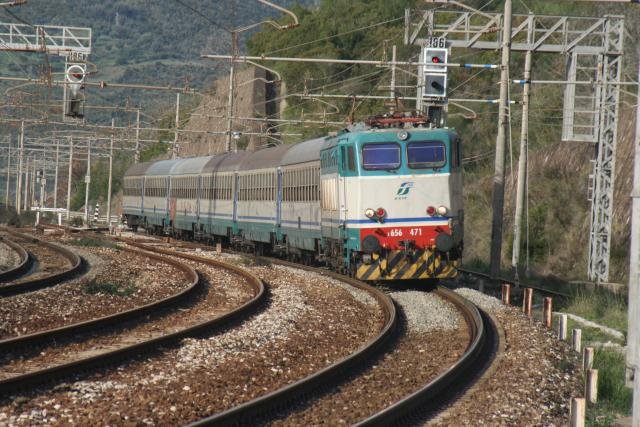 E656 471 zieht den R3455 von Napoli nach Sapri die Rampe hoch nach Torchirara; 09.12.2007