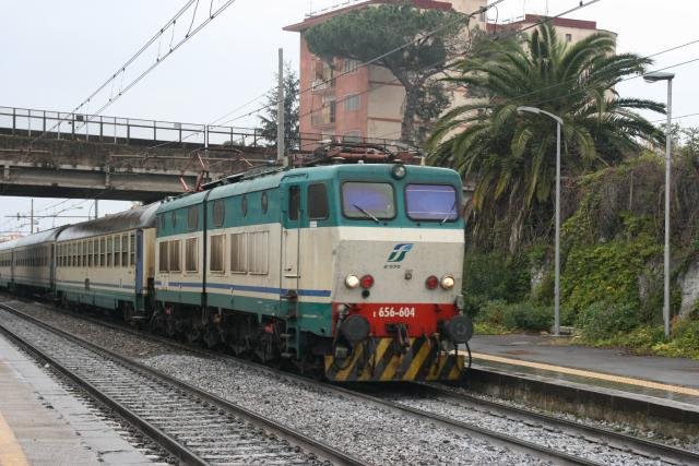 E656 604 mit dem Personenzug von Napoli nach Sapri bei der Einfahrt in Pompei; 18.11.2007
