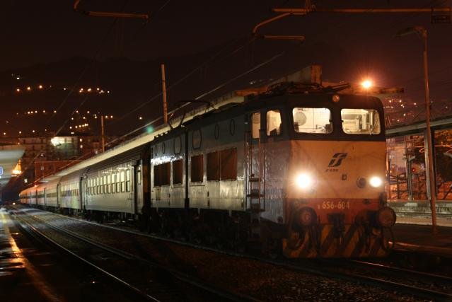 E656 604 steht in Salerno abfahrtbereit mit einem Reginalzug nach Sapri; 08.12.2007