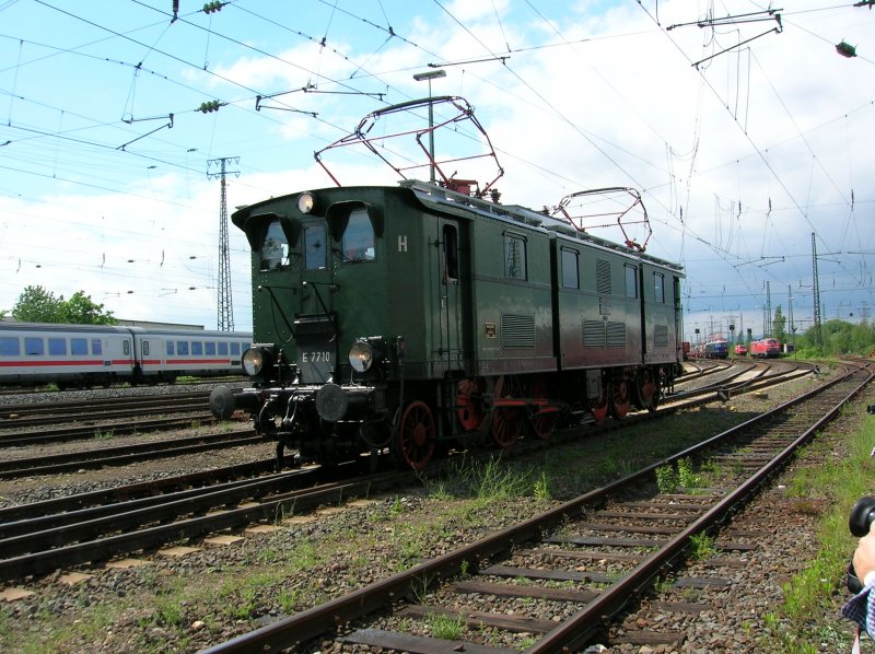 E77 10 am 19. Mai auf dem E-Loktreffen Lokomotiven aus Ost und West im DB-Museum Koblenz.